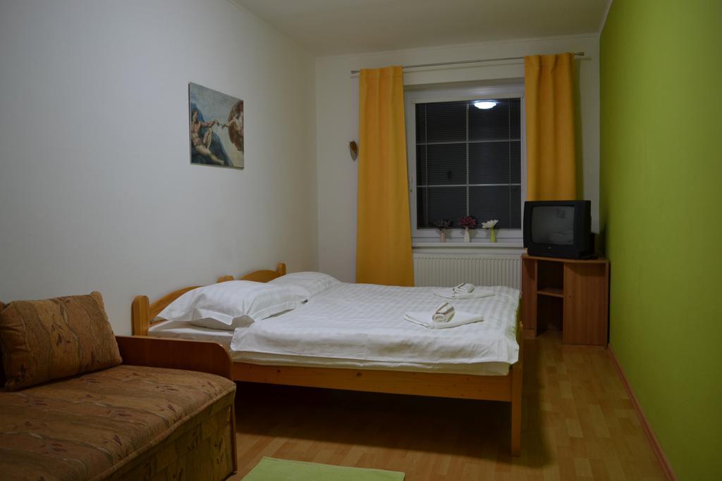 Hotel Privat Julia Vrbov Habitación foto